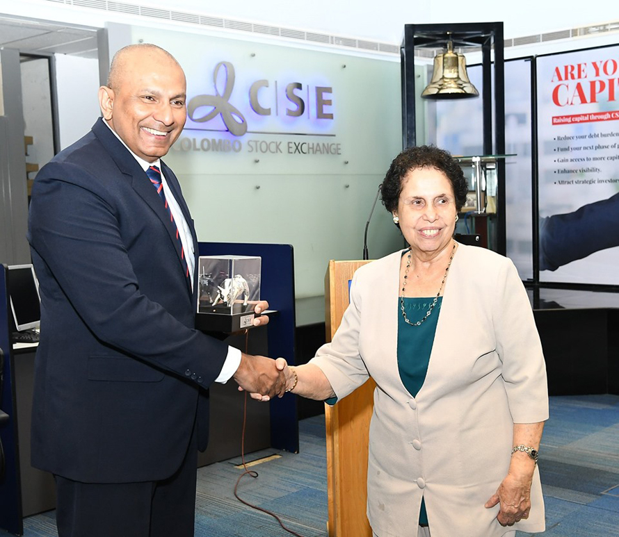 Ray Abeywardena presenting a token to Abans Group Chairperson Aban Pestonjee