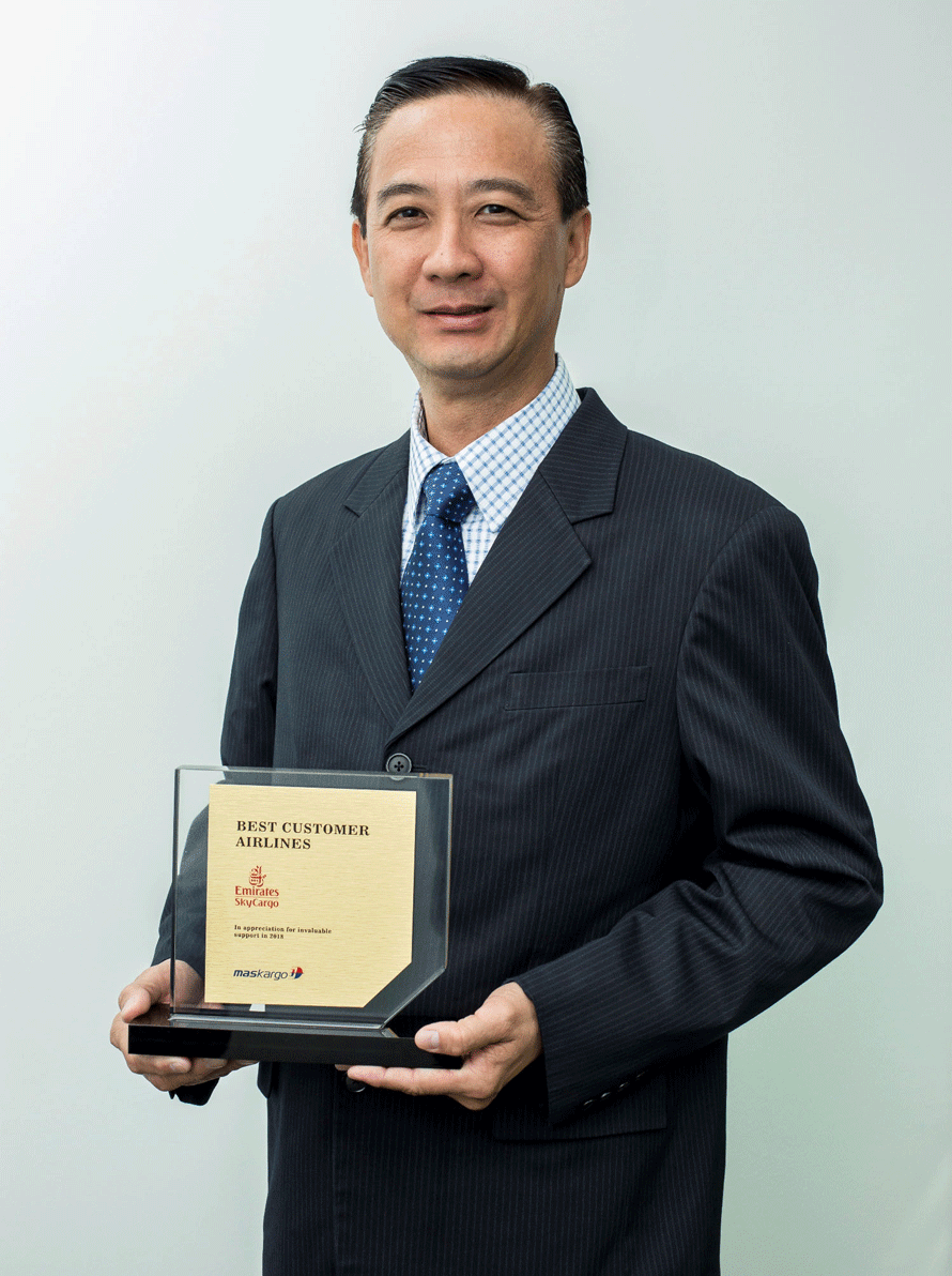 Bobby Chang Emirates Cargo Manager for Malaysia with the award from MAB Kargo