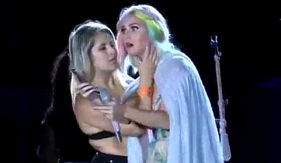 Katy Perry was kissed by a young girl ( Video )